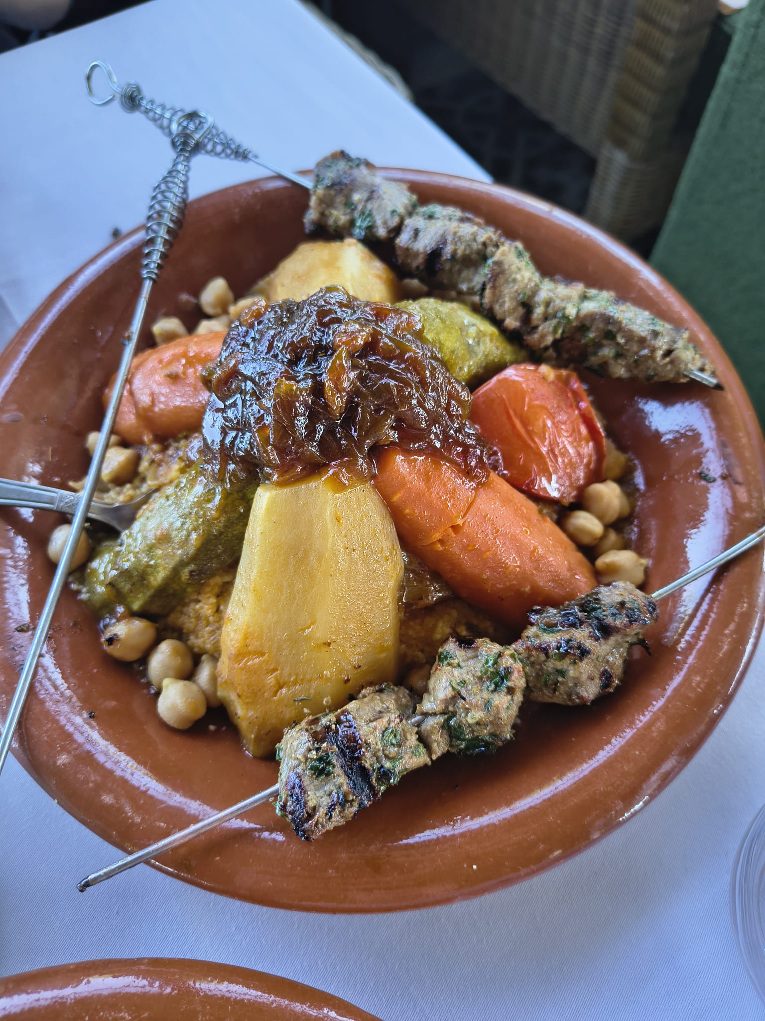 Cuscús con brochetas
