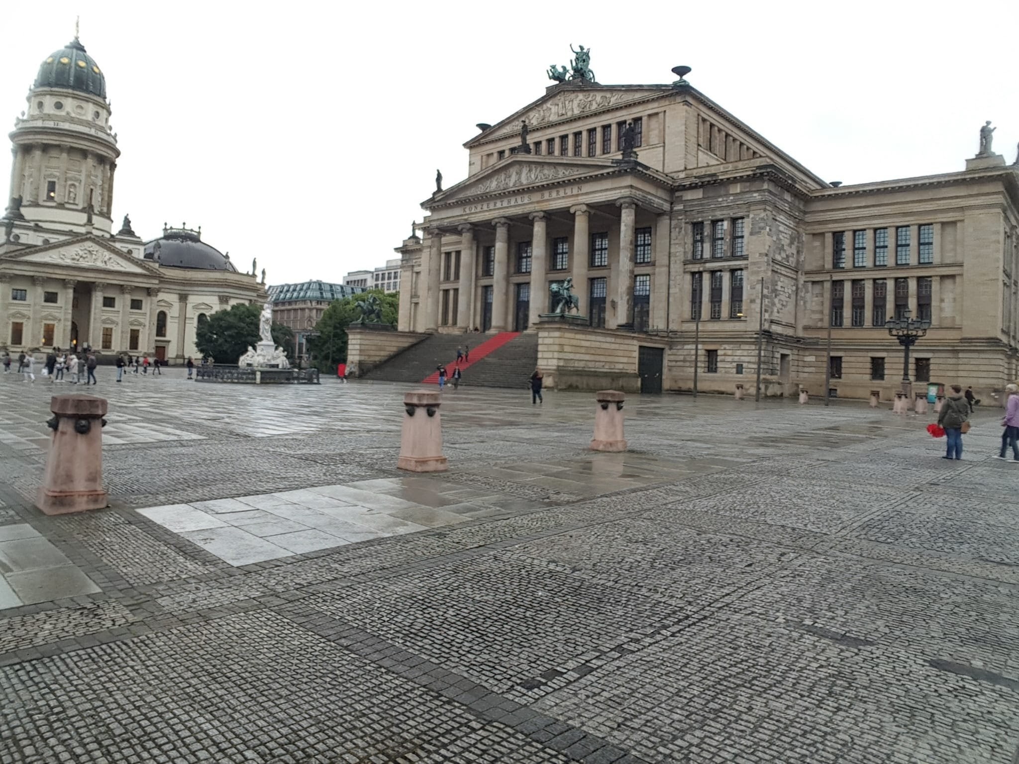 Plaza Gendarmenmarkt, destacando el Konzerthaus (sala de conciertos) y la Catedral Alemana