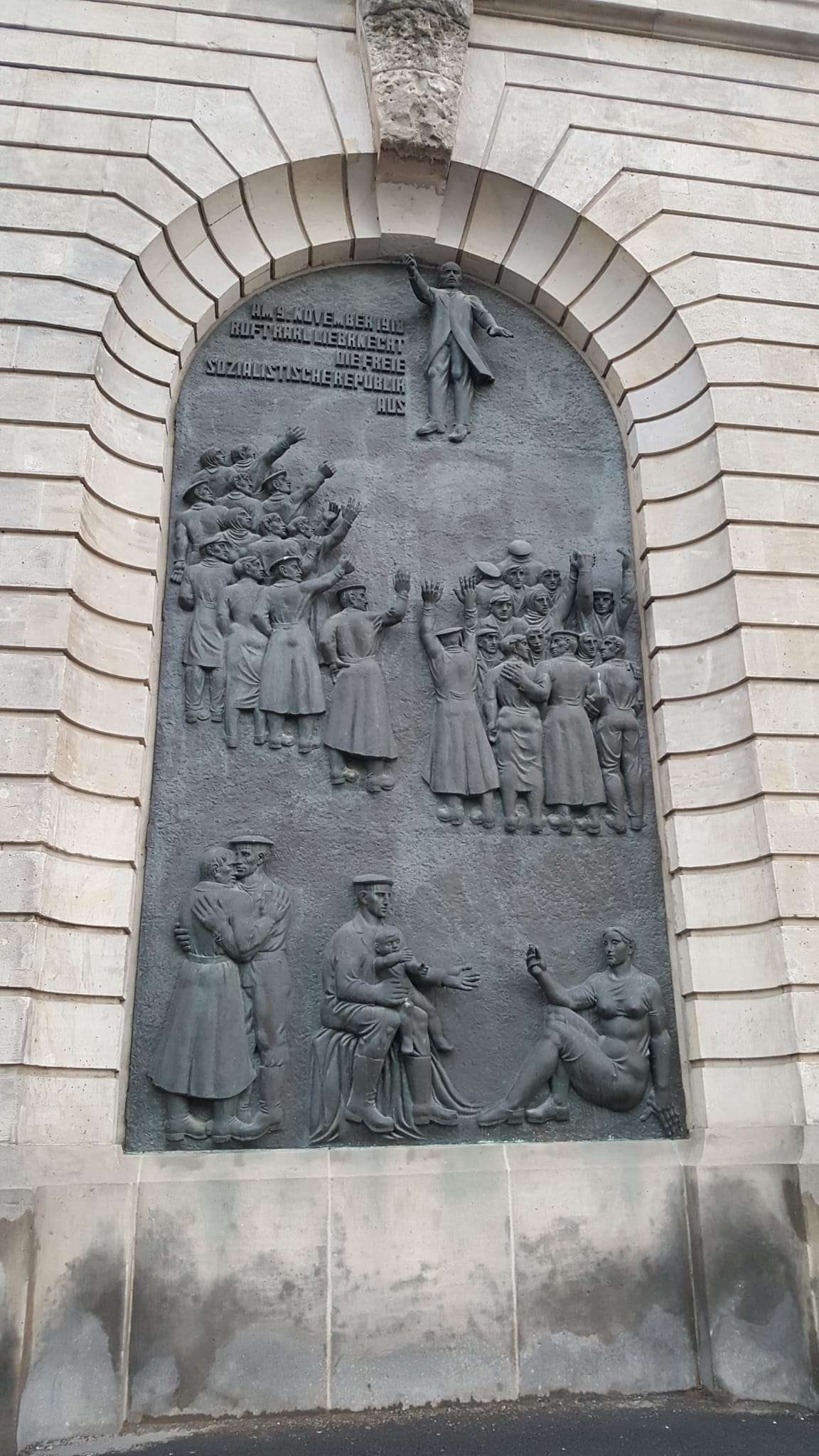 Relieve en honor a Karl Liebknecht proclamando la "Libre República Socialista" el 9 de noviembre de 1918